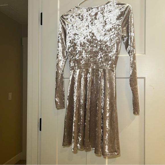 Forever 21 Dress Small Velour Velvet V-neck Wrap Flare Long Sleeve Beige size s - Picture 3 of 6